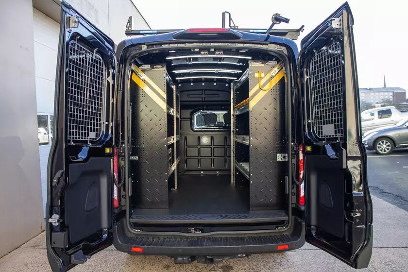 Professionele Work System bedrijfswageninrichting in een zwarte bestelbus.